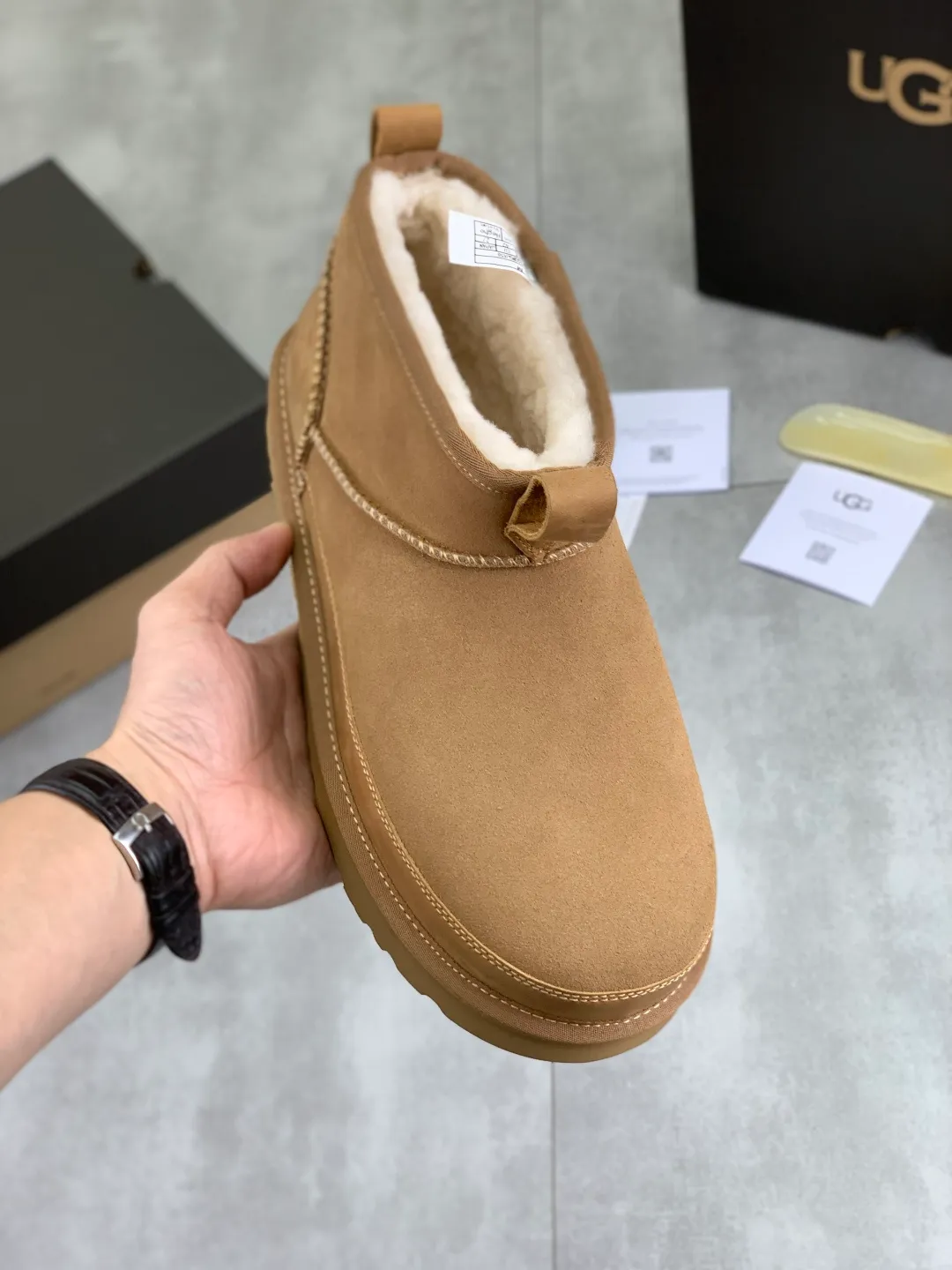 Men's men's shoes 💰P500 New top version UGG 2025 autumn and winter high-top new casual shoes new series Ansley Mules Fashionable and comfortable shallow flat slip-on casual loafers ✨ Classic suede cowhide with 10mm wool lining Insole suede collar Soft and comfortable ❤️ Decorated with UGG classic heat embossed brand logo on the back side Full texture Lightweight rubber sole Anti-slip, wear-resistant and comfortable Color: Black Brown Size: 39-45